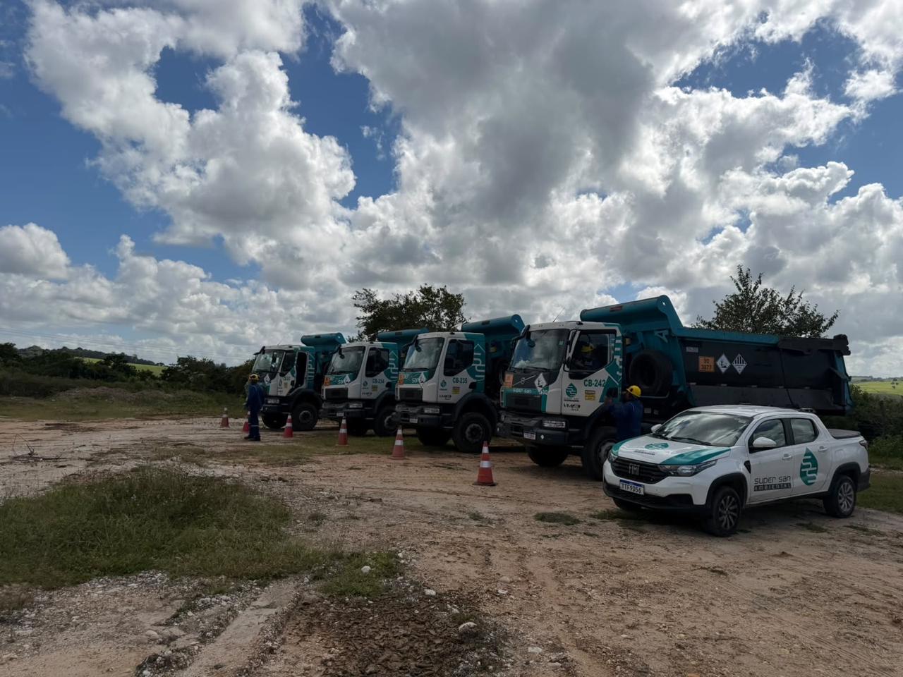 Caminhões da Super San Ambiental em operação