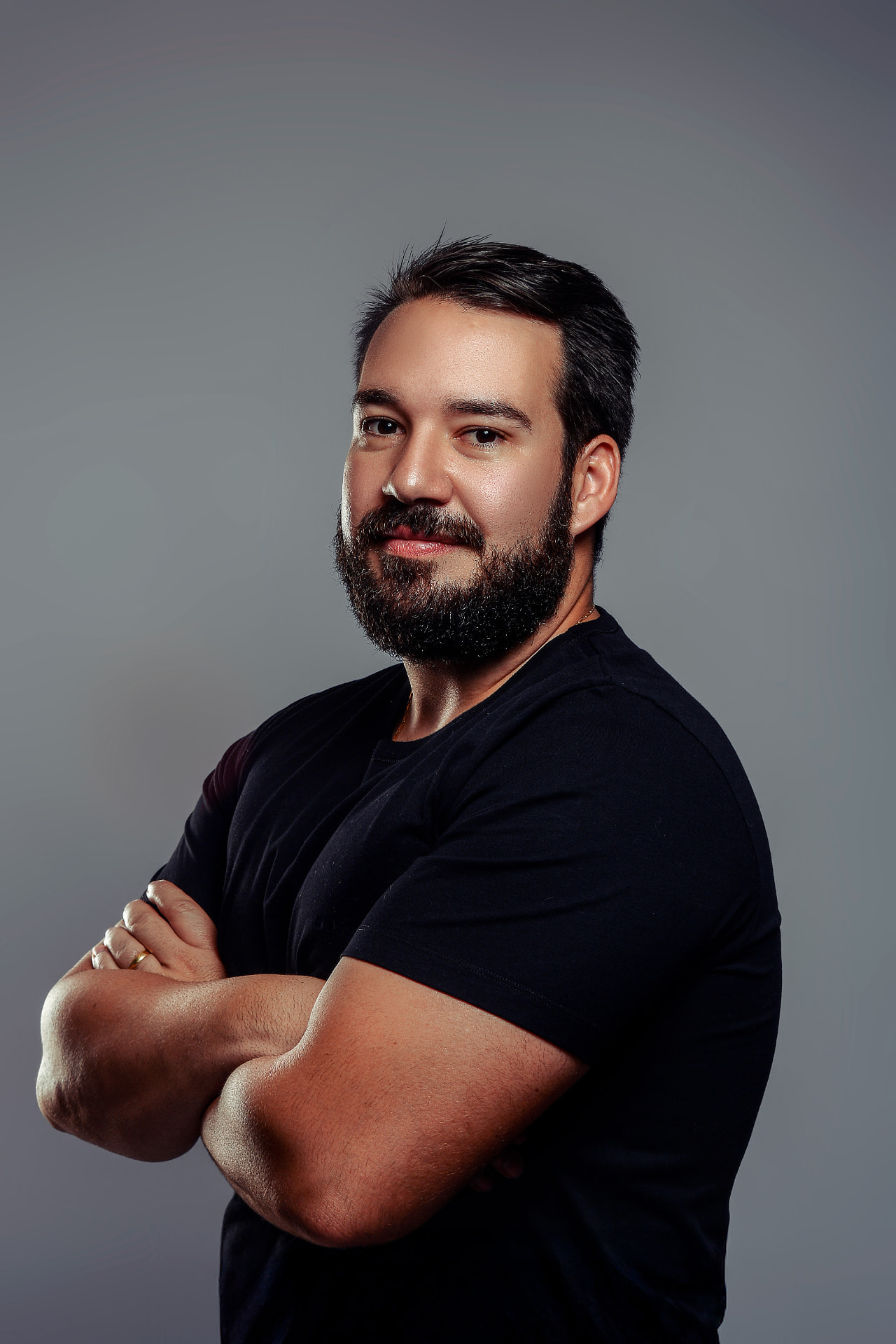 Leonardo Monteiro de braços cruzados